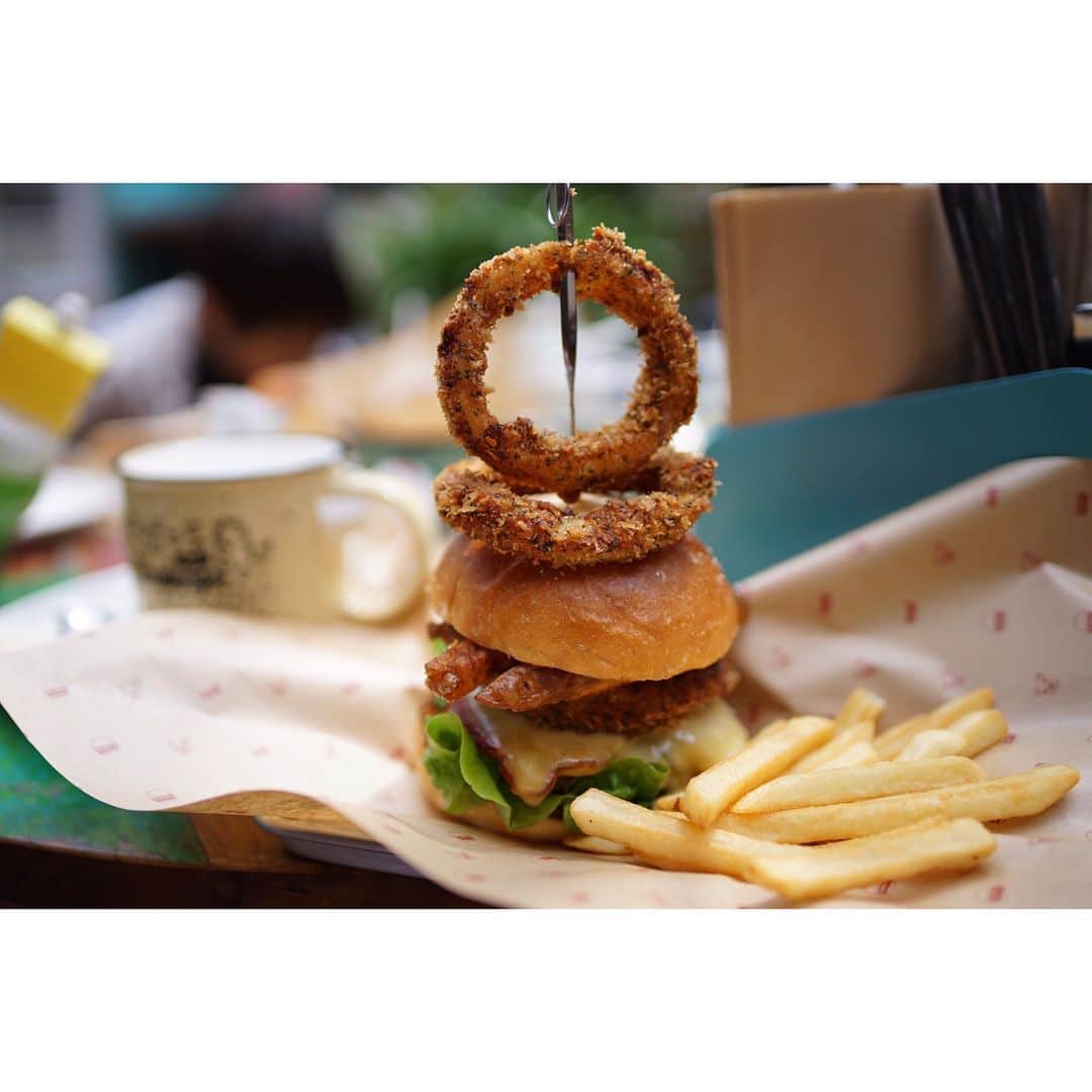 喜田彩子さんのインスタグラム写真 - (喜田彩子Instagram)「* * @sakiii0 @mayucoo2010 @kaorukowano と自由が丘LUNCH♡♡ *  NYが本店のオーガニック食材に拘ったバーガー屋さん『BAREBURGER』に🍔🍟 まゆちんのお誕生日もサプライズでっ🎉✨ * 少し遅れちゃったけど、お誕生日おめでとう🎂💕 子供も大人もテラスで気持ちいいお天気の中ジューシーなバーガー食べてワイワイ楽しかったなぁ♡ ＿＿＿＿＿＿＿＿＿＿＿＿＿＿＿＿＿＿＿＿＿ #息子とりっくん #人見知りコンビ #最後の最後に打ち解ける #子どもあるある  #母性の強いななちゃん #息子の事をなぜかおねーちゃんと呼ぶ #BAREBURGER#NY発 #ハンバーガー #オーガニック #自由が丘#jiyugaoka#東京#tokyo * *」4月14日 8時03分 - ayacokida