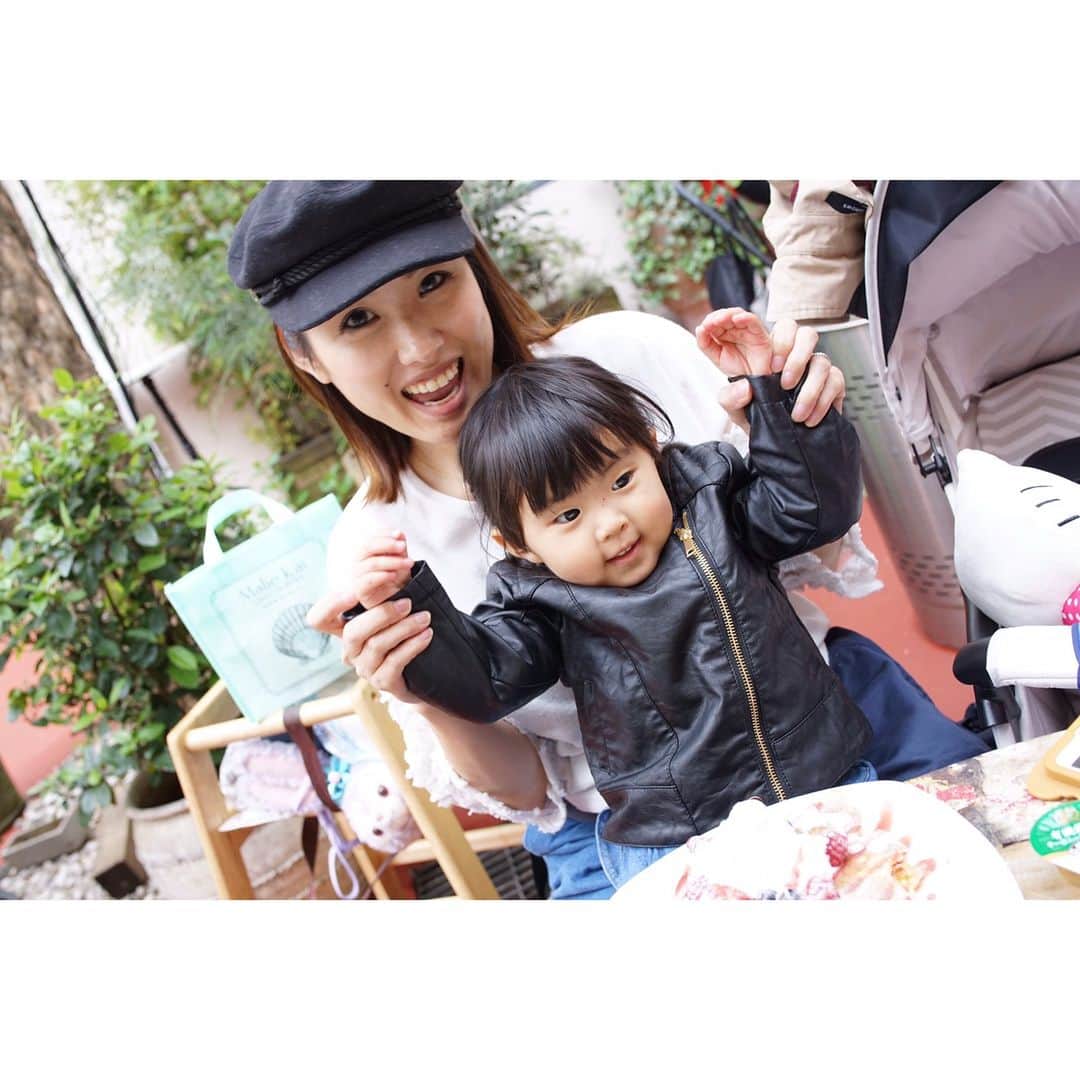 喜田彩子さんのインスタグラム写真 - (喜田彩子Instagram)「* * @sakiii0 @mayucoo2010 @kaorukowano と自由が丘LUNCH♡♡ *  NYが本店のオーガニック食材に拘ったバーガー屋さん『BAREBURGER』に🍔🍟 まゆちんのお誕生日もサプライズでっ🎉✨ * 少し遅れちゃったけど、お誕生日おめでとう🎂💕 子供も大人もテラスで気持ちいいお天気の中ジューシーなバーガー食べてワイワイ楽しかったなぁ♡ ＿＿＿＿＿＿＿＿＿＿＿＿＿＿＿＿＿＿＿＿＿ #息子とりっくん #人見知りコンビ #最後の最後に打ち解ける #子どもあるある  #母性の強いななちゃん #息子の事をなぜかおねーちゃんと呼ぶ #BAREBURGER#NY発 #ハンバーガー #オーガニック #自由が丘#jiyugaoka#東京#tokyo * *」4月14日 8時03分 - ayacokida