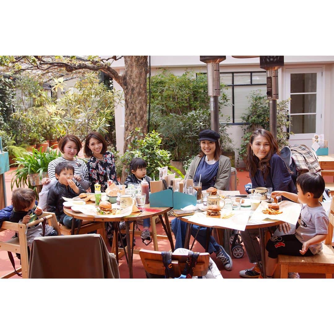喜田彩子さんのインスタグラム写真 - (喜田彩子Instagram)「* * @sakiii0 @mayucoo2010 @kaorukowano と自由が丘LUNCH♡♡ *  NYが本店のオーガニック食材に拘ったバーガー屋さん『BAREBURGER』に🍔🍟 まゆちんのお誕生日もサプライズでっ🎉✨ * 少し遅れちゃったけど、お誕生日おめでとう🎂💕 子供も大人もテラスで気持ちいいお天気の中ジューシーなバーガー食べてワイワイ楽しかったなぁ♡ ＿＿＿＿＿＿＿＿＿＿＿＿＿＿＿＿＿＿＿＿＿ #息子とりっくん #人見知りコンビ #最後の最後に打ち解ける #子どもあるある  #母性の強いななちゃん #息子の事をなぜかおねーちゃんと呼ぶ #BAREBURGER#NY発 #ハンバーガー #オーガニック #自由が丘#jiyugaoka#東京#tokyo * *」4月14日 8時03分 - ayacokida