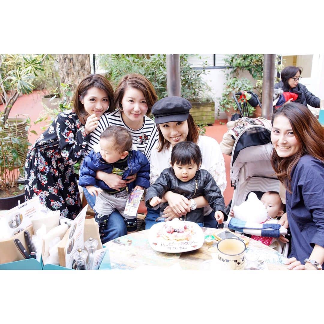 喜田彩子さんのインスタグラム写真 - (喜田彩子Instagram)「* * @sakiii0 @mayucoo2010 @kaorukowano と自由が丘LUNCH♡♡ *  NYが本店のオーガニック食材に拘ったバーガー屋さん『BAREBURGER』に🍔🍟 まゆちんのお誕生日もサプライズでっ🎉✨ * 少し遅れちゃったけど、お誕生日おめでとう🎂💕 子供も大人もテラスで気持ちいいお天気の中ジューシーなバーガー食べてワイワイ楽しかったなぁ♡ ＿＿＿＿＿＿＿＿＿＿＿＿＿＿＿＿＿＿＿＿＿ #息子とりっくん #人見知りコンビ #最後の最後に打ち解ける #子どもあるある  #母性の強いななちゃん #息子の事をなぜかおねーちゃんと呼ぶ #BAREBURGER#NY発 #ハンバーガー #オーガニック #自由が丘#jiyugaoka#東京#tokyo * *」4月14日 8時03分 - ayacokida