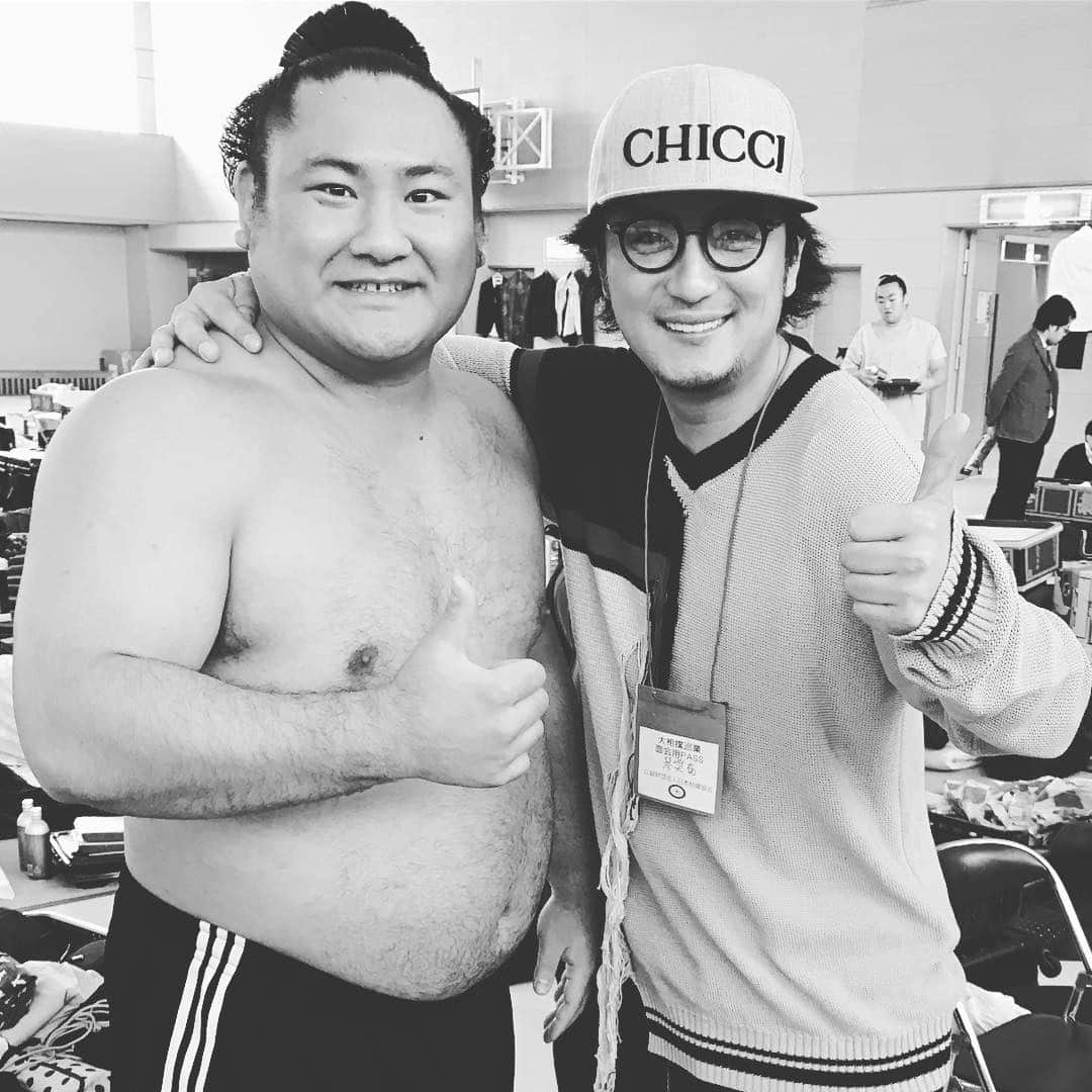 琴恵光充憲のインスタグラム：「#青い空と雲太陽をつかまえんぞ君がいるから俺は笑う悲しいお別れも最高の出逢いもココに生まれた奇跡LA LAありがとう」