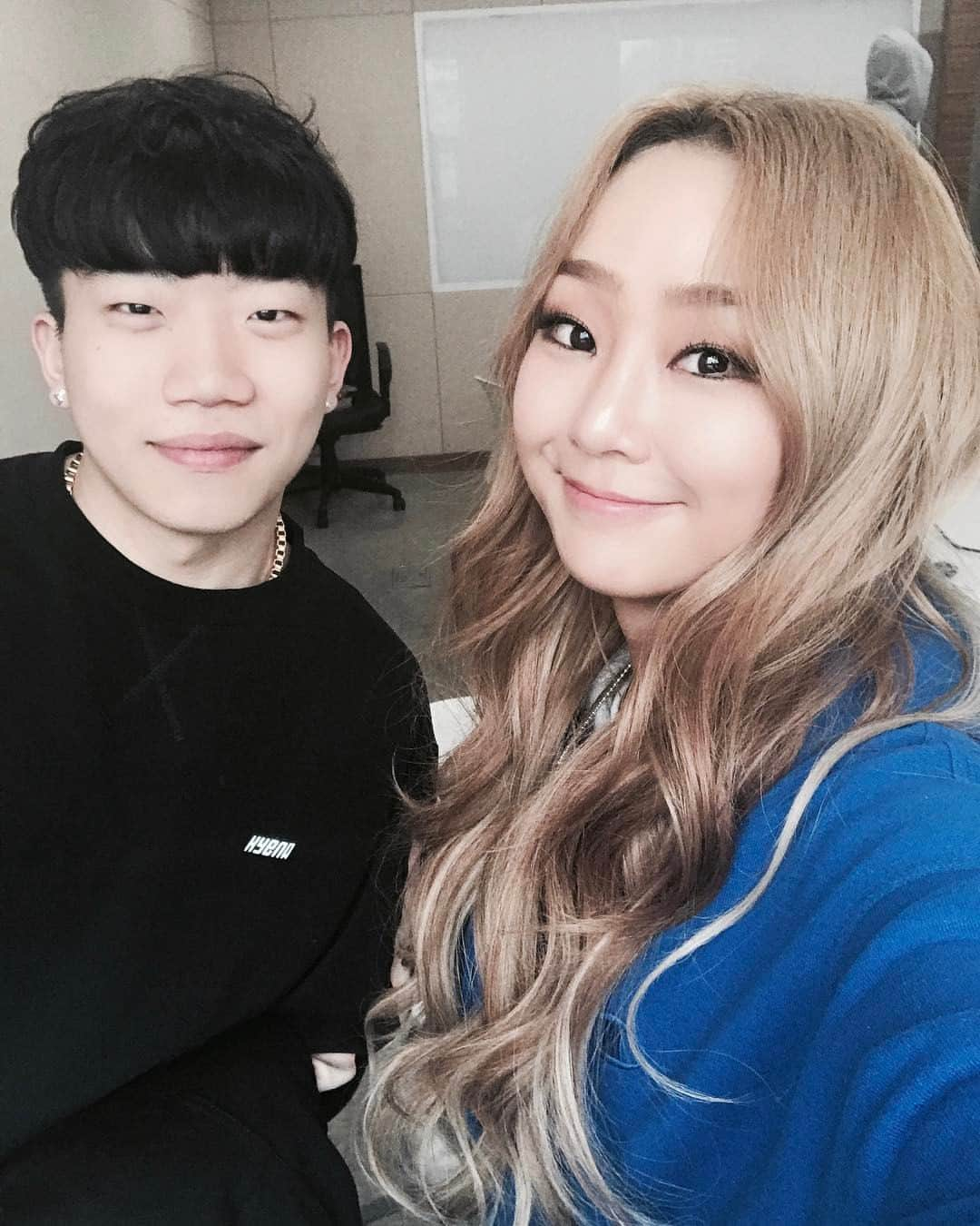 SISTERのインスタグラム：「[#SISTAR] 잠시 후, 오후 5시 30분! #효린 X #창모 "BLUE MOON" 첫 라이브 무대를 만나 보실 수 있습니다! 조금 있다 만나요😍 👉🏻 http://vod.melon.com/video/detail2.htm?mvId=50164611&ref=  #BLUE_MOON #블루문 #LiveOne #1theK」