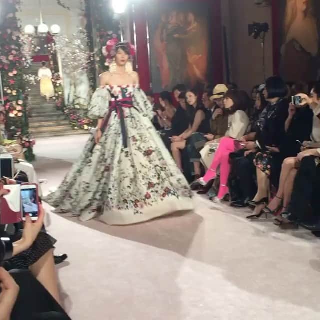 那須ミラノのインスタグラム：「🌹🌹🌹 #repost @modacorriere via @PhotoAroundApp  Alta Moda Dolce e Gabbana Tokyo @dolcegabbana #dglovesjapan#dgラブジャパン#dolcegabbana#ドルチェアンドガッバーナ」