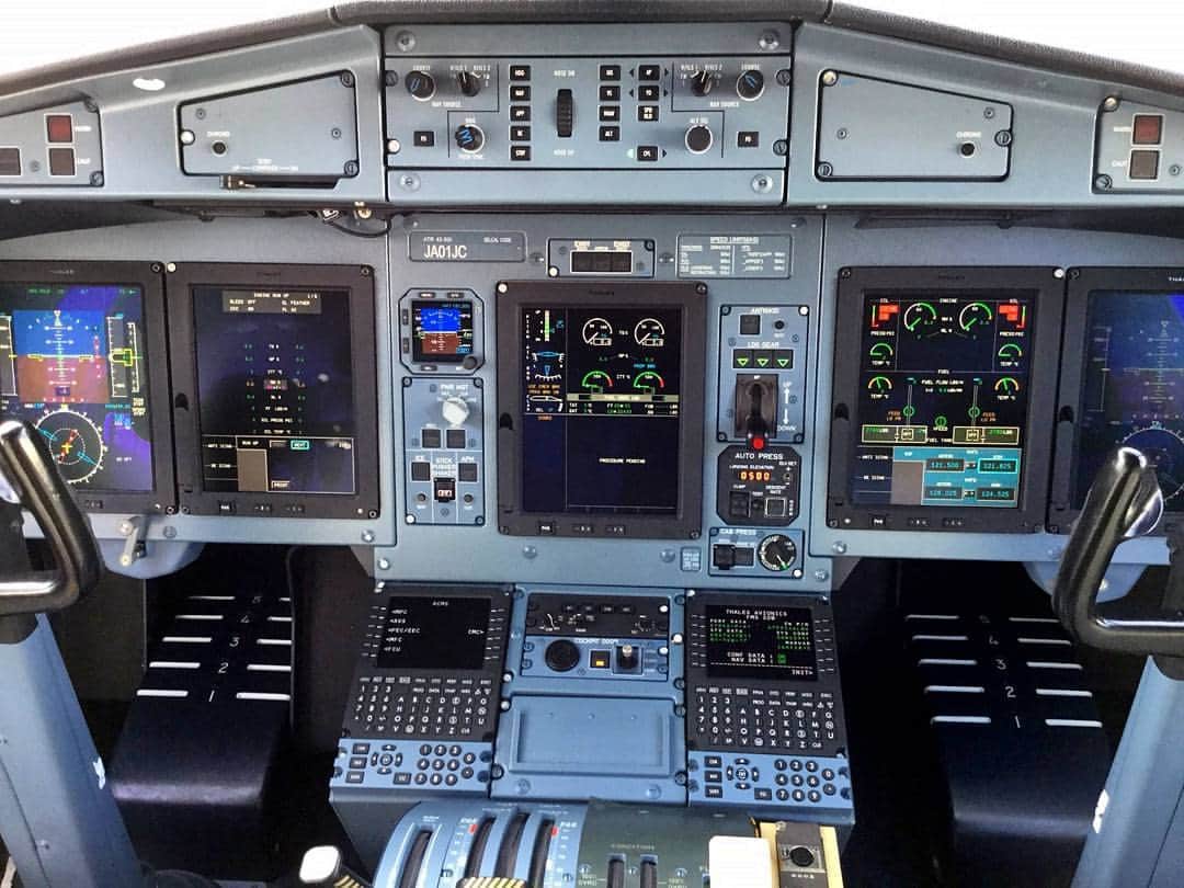 南日本新聞フェリアさんのインスタグラム写真 - (南日本新聞フェリアInstagram)「最新鋭ターボプロップ機・ATR42-600型機のコクピット。 あのエアバスA380の技術を取り入れ、最新の航法機器を装備したグラスコックピットなんですよ!! 写真はJACさんから提供いただきました!! #日本エアコミューター　#JAC #飛行機　#航空機　#旅客機 #ATR42_600　#ターボプロップ機 #コクピット　#操縦席 #ATR42_600コクピット #ATR42_600操縦席」4月14日 12時04分 - felia_insta