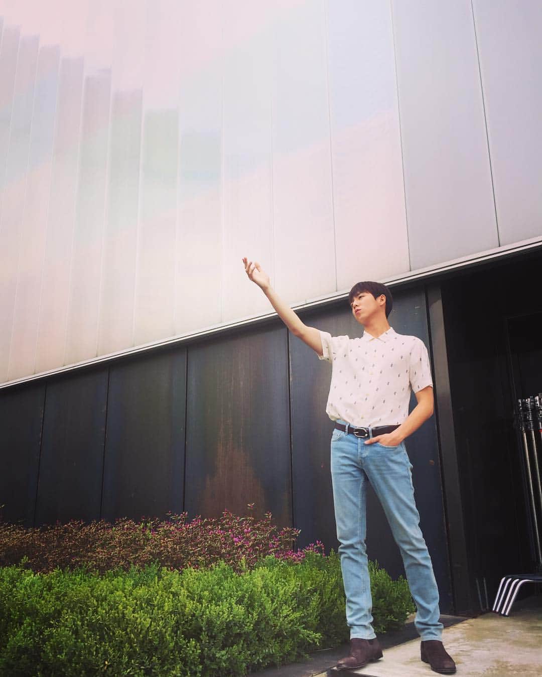 イ・ヒョヌのインスタグラム：「뻗어본다 손을. #강한결 #그녀는거짓말을너무사랑해」