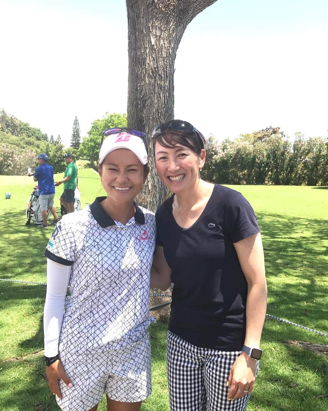 宮里藍さんのインスタグラム写真 - (宮里藍Instagram)「@aisugiyamaofficial came to see me today at @lottechampionship !!!!! She used to be a great tennis player and was always inspirational! Truly a great person and I'm so thankful for the friendship. #hernameisAItoo #aisugiyama #thankful #beautifulperson #respect 今日は#杉山愛 さんがわざわざ見に来てくださいましたー！久しぶりの再会が、まさかのハワイなんて！！本当に人柄が素敵で、心から尊敬しています。愛さんの引退試合を見に行ったのが、ついこの前の出来事な気がしますが、私の試合も見て貰えて本当に嬉しいです！！残り2日も頑張れます💪！！！ #尊敬している人の1人です #いつお会いしても本当に素敵 #私も10年経ったら #愛さんのような雰囲気になっていたいな #出会いに感謝です #そして #ちゃっかりキャディーのミックが後ろに 😂 #やるな」4月14日 15時00分 - ai_miyazato