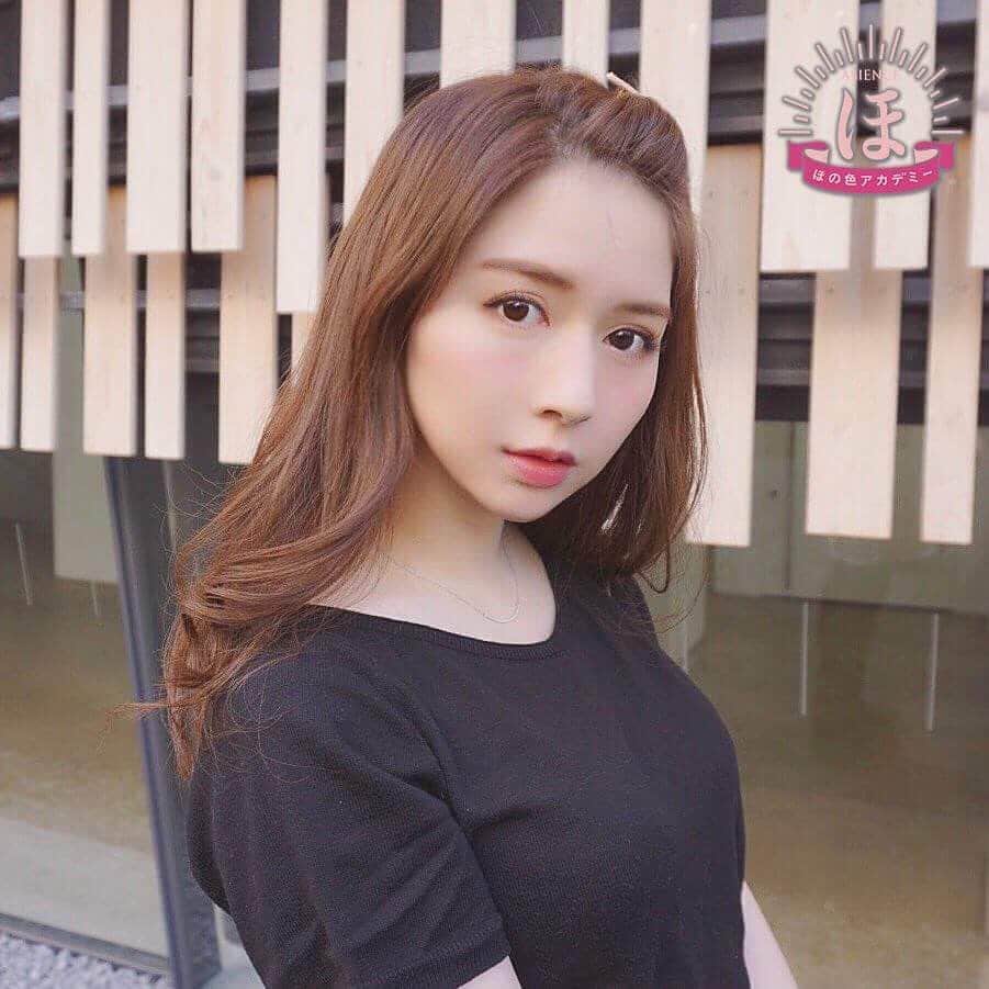 ほの色アカデミー のインスタグラム：「すっぴん大好き！でもすっぴんはもちろん抵抗ある！そんなほの色女子に。#赤ちゃんみたいなもちもちすっぴん風メイク を。 ほんのりピンクのほっぺに。ロングの髪を少し巻くことで子供っぽくなりすぎないすっぴん風メイクの完成や。 きっと教授はだまされるで！ * "ほの色女子格言" #ナチュラルメイクはすっぴん風を意識せよ * 【ほの色テクニック】 髪の毛は32MMのコテでふわふわに。チークとリップはピンクでかわいく！ おでこをみせて顔色をあかるの前の毛を少しとって外巻きに。そうすると横から見た時綺麗なシルエットに。 * @ayapooh_22 #ASIENCE #アジエンス #ほの色アカデミー #ほの色 #シャンプー #コンディショナー #ヘアケア #うる艶髪 #うる艶 #徳井 #徳井教授 #すっぴん風メイク #ナチュラルメイク #メイク #make #ピンクチーク #ピンクリップ #赤ちゃん肌 #ベースメイク」