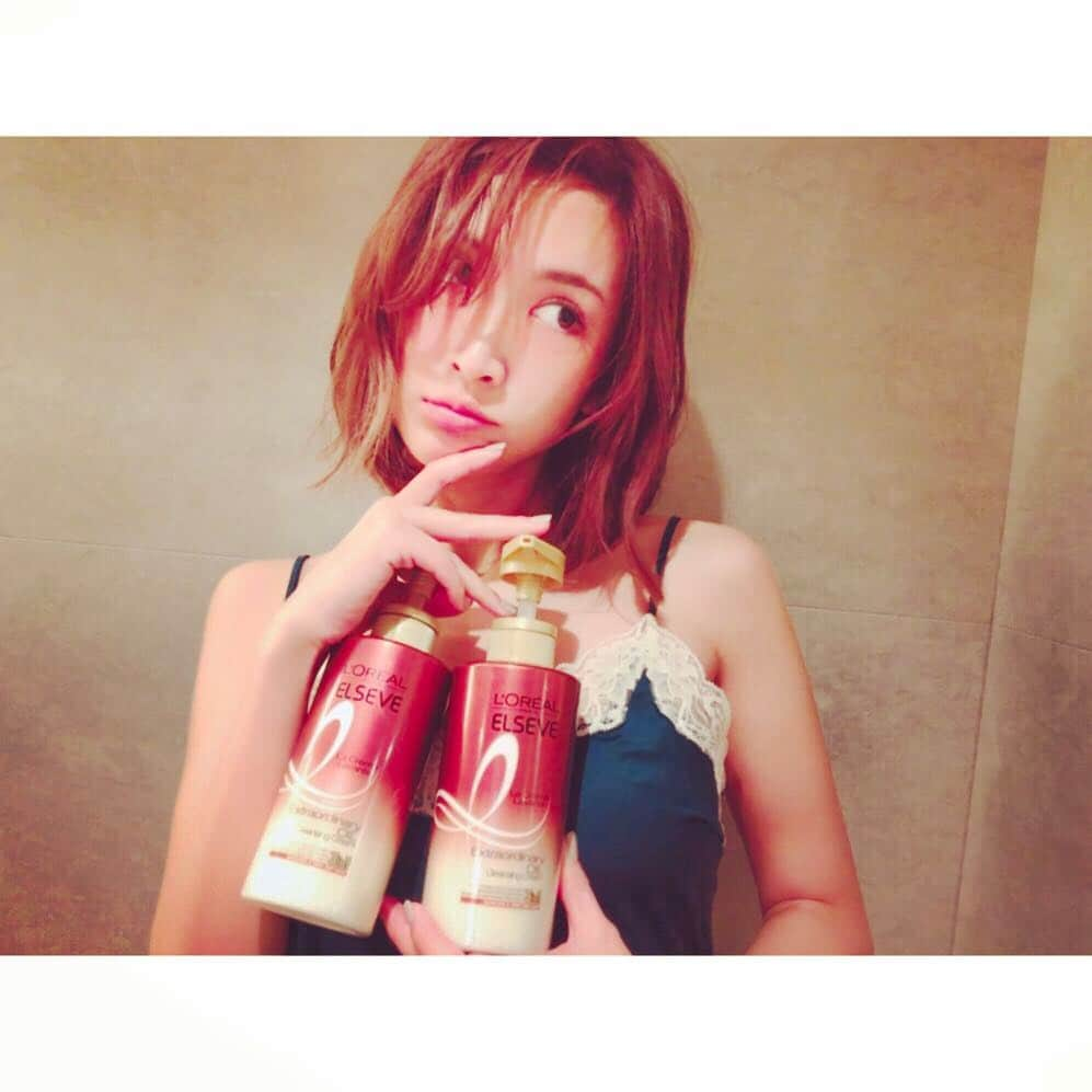 紗栄子さんのインスタグラム写真 - (紗栄子Instagram)「ロレアル パリのノーシャンプー「ラ クレム ラヴォン」ついに5本目突入🎉 このブラウンのボトルは、ココナッツリリーの香り🌴🌈 クレンジングとコンディショナー、トリートメントが1ステップで出来て時短になるので、使い出すと家族みんなやみつきに👍🏻✨ 頭皮をマッサージするように洗ってしばらく置いて流すと、ドライヤーで乾かした後には髪がほんとうにしっとりするよ✨✨ 明日はsweetコレクション🌸🌸🌸 みんなに会えるのが楽しみです💕 #ノーシャンプー革命 #時短 #ロレアルパリ #presentfromlorealparis #sweetcollection」4月14日 21時19分 - saekoofficial