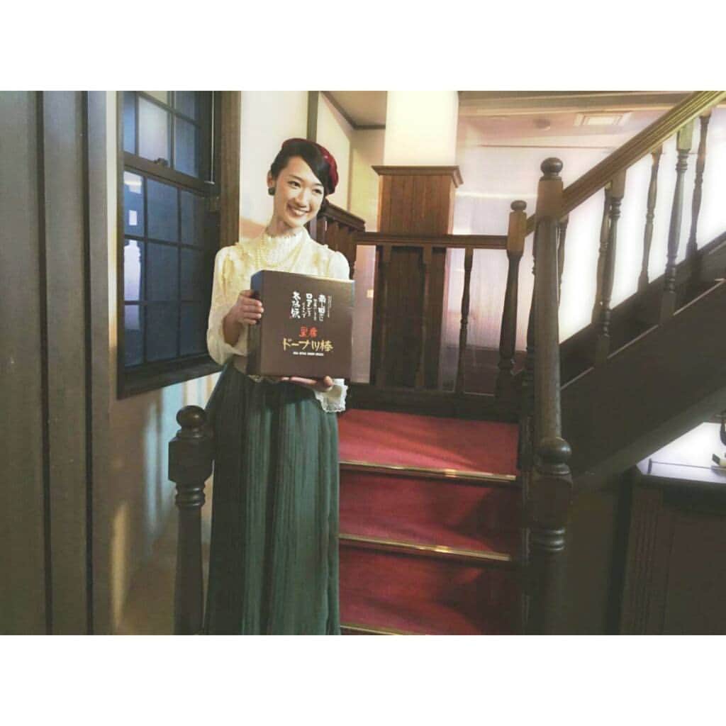 水木彩也子のインスタグラム：「🐻♥ . この間の撮影の時の(*^^*) . 素敵な階段とぴったりの衣装素敵でした✨ . 2枚目 髪の毛直してもらうの図。 レトロな雰囲気が最高でした(^^) . . . . . #フジバンビ #黒糖ドーナツ棒 #熊本 #お菓子 #CM #階段 #レトロ #水木彩也子」