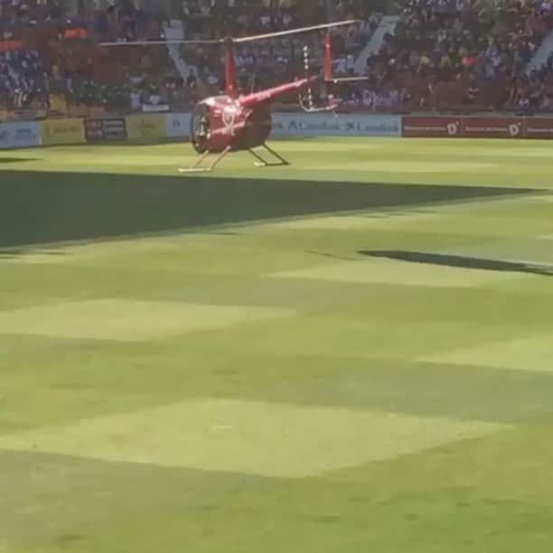 のインスタグラム：「Well done to the u12 2005's reaching the semi finals of the MIC cup....Shame you couldn't bring home the cup but what a fantastic effort and experience!! ⚽️ @southamptonfc #saintsfc #mic17 ..yes that is the 🏆 getting delivered by helicopter 👏」
