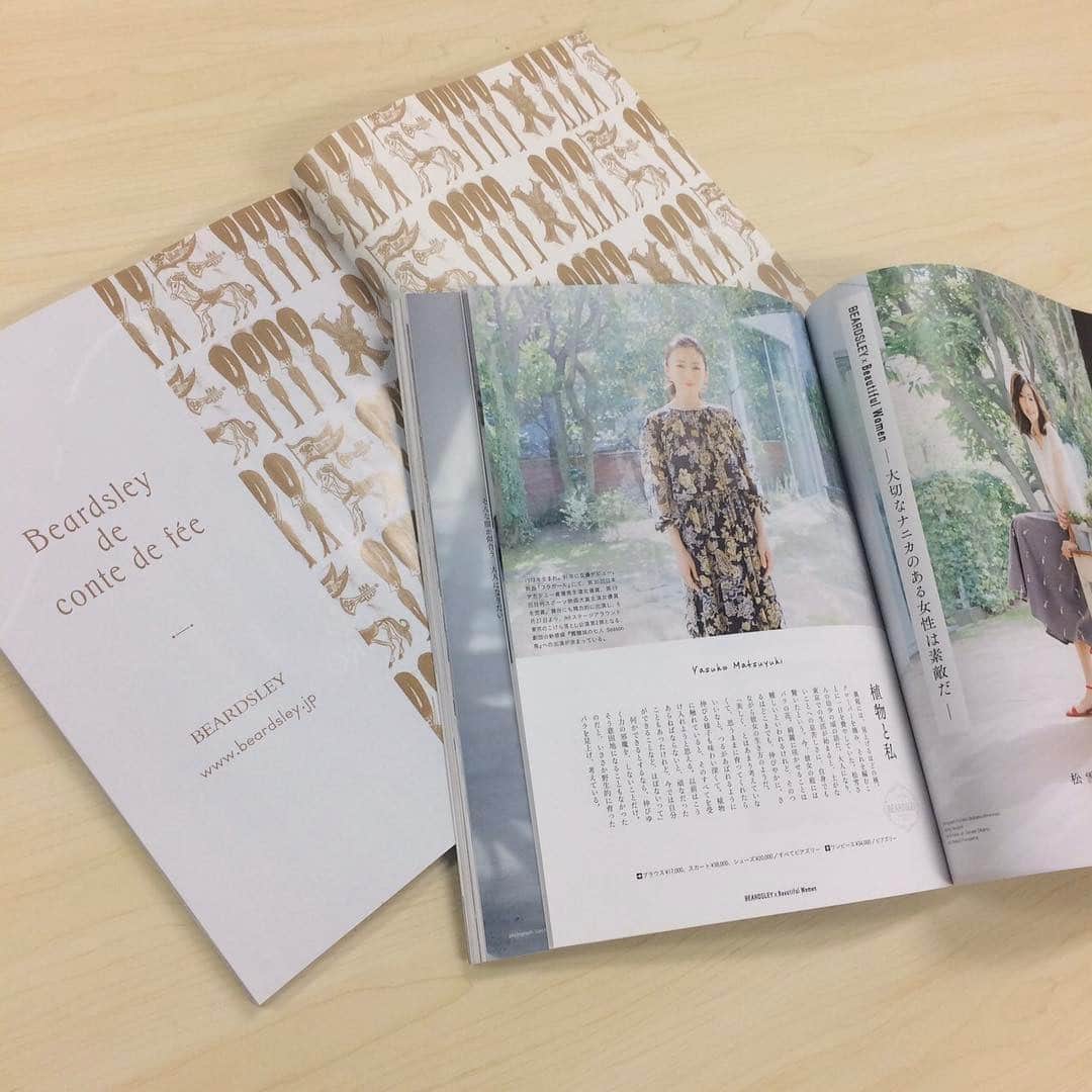BEARDSLEY offcial instagramさんのインスタグラム写真 - (BEARDSLEY offcial instagramInstagram)「4月7日発売 「大人のおしゃれ手帖」5月号にBEARDSLEYのアイテムが多数掲載されています。 最新アイテムからプリントや刺繍などプロダクトのこだわりをご紹介。  女優、料理家、フラワーアーティスト、写真家、メイキャップアーティストなど、 様々な世界で活躍する女性たちの、BEARDSLEYの着こなしも必見です。 今年10周年を迎えるBEARDSLEYにぴったりな特集を盛りだくさんでお届けします。  #beardsley #ビアズリー #10周年 #fashion  #2017ss #花柄 #プリント #刺繍 #大人のおしゃれ手帳 #松雪泰子 #西脇光重 #銅版画」4月15日 15時00分 - beardsley.pr