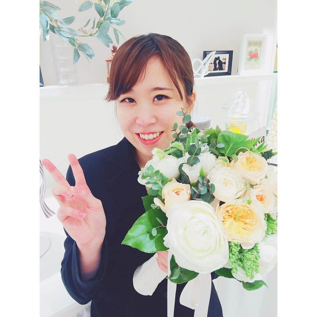 FAST WEDDING VITAのインスタグラム：「本日ご結婚式を挙げられた花嫁様より❤️ブーケをプレゼントでいただきました😭💕ありがとうございます🙇🏻どうぞ末永くお幸せに😊✨✨✨ #fastweddingvita #ファストウェディングヴィータ #結婚式#結婚#結婚式場#ブライダル #チャペル#ウェディング #ウェディングレポ #プレ花嫁#卒花嫁#プレ花嫁卒業 #花嫁#花嫁ヘア #結婚準備#結婚式準備#結婚式DIY #日本中のプレ花嫁さんと繋がりたい #全国のプレ花嫁さんと繋がりたい #東京#品川区#天王洲アイル #ウェディングドレス #カラードレス #ウェディングフォト #フォトウェディング #結婚写真#結婚式前撮り#カメラマン」