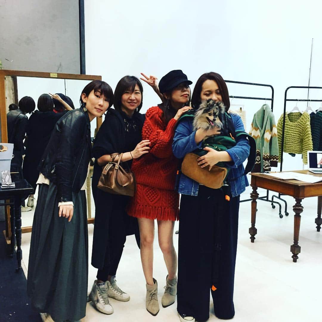 Naomin❤︎ Swaymeさんのインスタグラム写真 - (Naomin❤︎ SwaymeInstagram)「お邪魔しました♡ @ni.natsu  お誘いありがとう😊 モップの面倒みてくれて、ありがとう♡ リュック🎒楽しみ💗 私がきてるニットは、 カシミアでハンドメイド♡ 可愛いかった😍💕 #aw2017  #bag #daikanyama #tokyo  #fashion #展示会」4月15日 21時56分 - swayme_2012