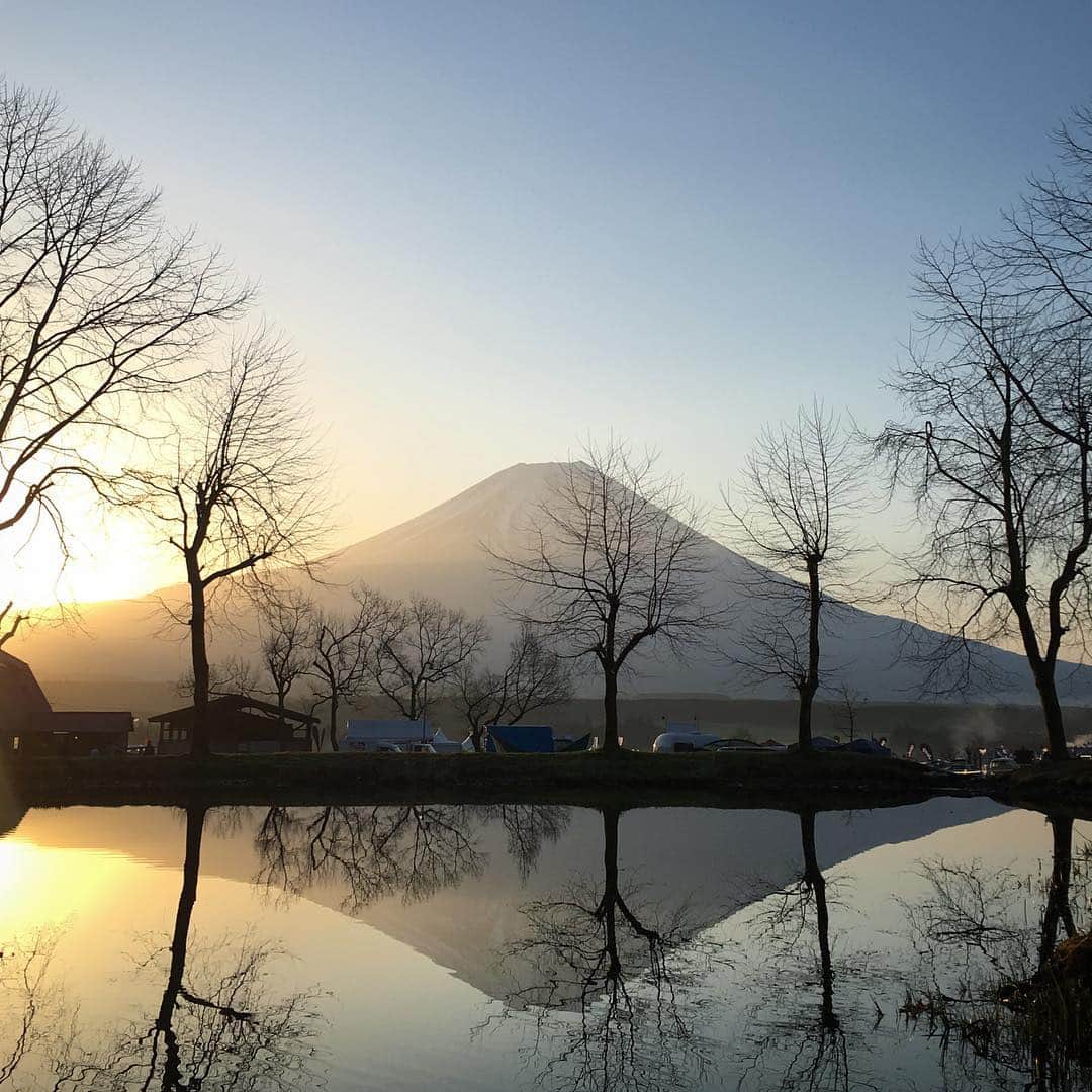 石野千尋さんのインスタグラム写真 - (石野千尋Instagram)「GO OUT CAMP🎪 Good morning Mt Fuji sunrise 🌞 5時起きで日の出富士山！おはようございます！GO OUT CAMP、FUJIFILMのフォトブースでワイドチェキ撮影してます！是非お立ち寄り下さい🤗乾杯しましょ〜🍻 #gooutcamp #photographer #fujifilm #fujisan #mtfuji #fuji #camp #fujiyama #sunrise #chihiphoto #朝日 #富士山 #逆さ富士 #キャンプ #ふもとっぱら #gooutjamboree #gooutjamboree2017」4月16日 9時10分 - chihiroishino