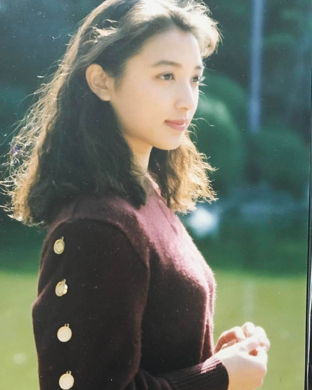 望月理恵さんのインスタグラム写真 - (望月理恵Instagram)「見つけてしまいました。 19歳の私  笑笑 ソバージュ！！ 服がバブリー(≧∀≦) #若い写真#19歳 #ソバージュ#服が、、」4月16日 11時40分 - mochiee28