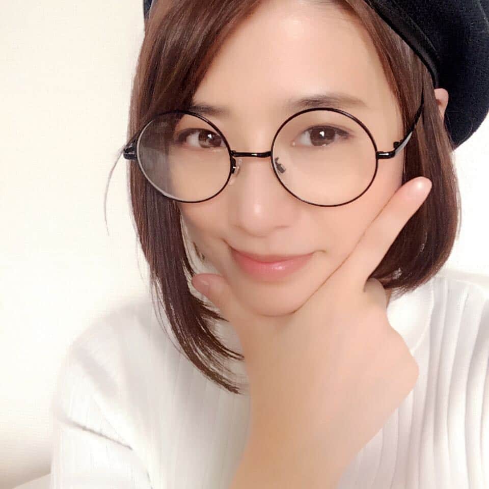 近野成美のインスタグラム：「メガネ❎ベレー帽  #メガネ女子 #ベレー帽 #晴れ #新しい撮影#クランクイン#안경여자#패션#충만#삼겹살먹은#베레모#일본#Fashion#Glasses#Girl」
