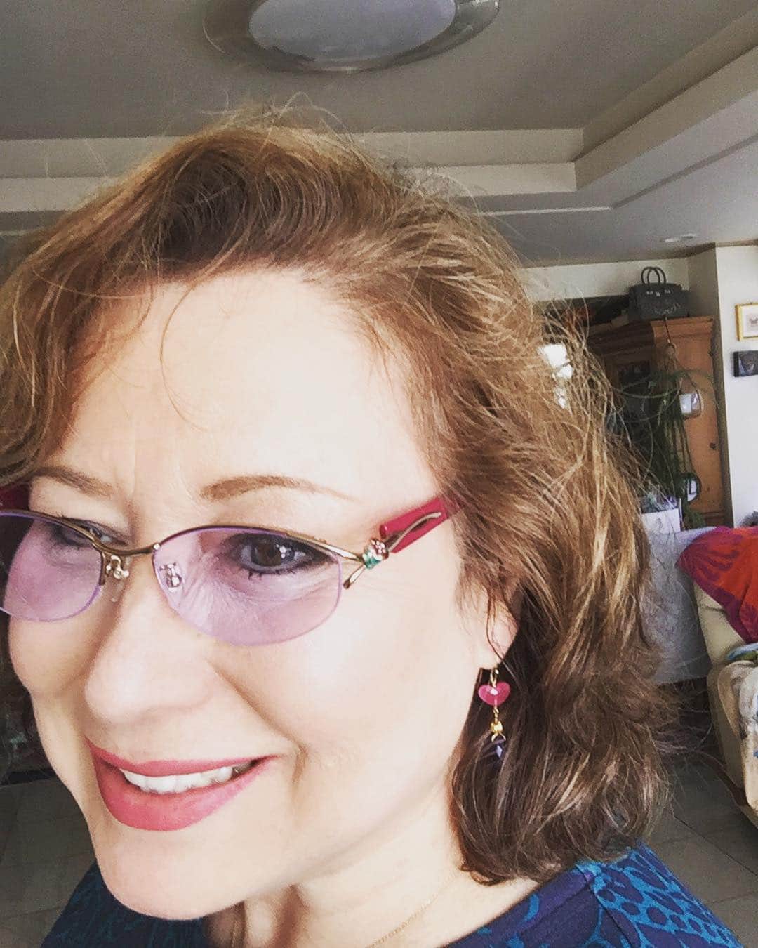キャシー中島さんのインスタグラム写真 - (キャシー中島Instagram)「* 昨日会場で声をかけてくださった方へお答えします。 私のデザインのシニアグラスはこれです。 バラのモチーフ。 レンズのパープルが華やかでいいでしょ❣️ 他にも波やシダがあります。 * #キャシー中島 #キャシーマム #kathynakajima #kathymom #マカナナキャシー #シニアグラス #seniorglasses #鯖江のメガネ #マナアイランド」4月16日 13時27分 - official_kathynakajima