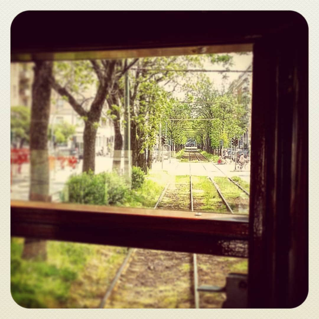 Lu Lanotteさんのインスタグラム写真 - (Lu LanotteInstagram)「Happy Easter!  Buona Pasqua!  #Easter #Pasqua #tram #rails #green #milan #trip #family #trees #nature」4月16日 17時28分 - lulanotte