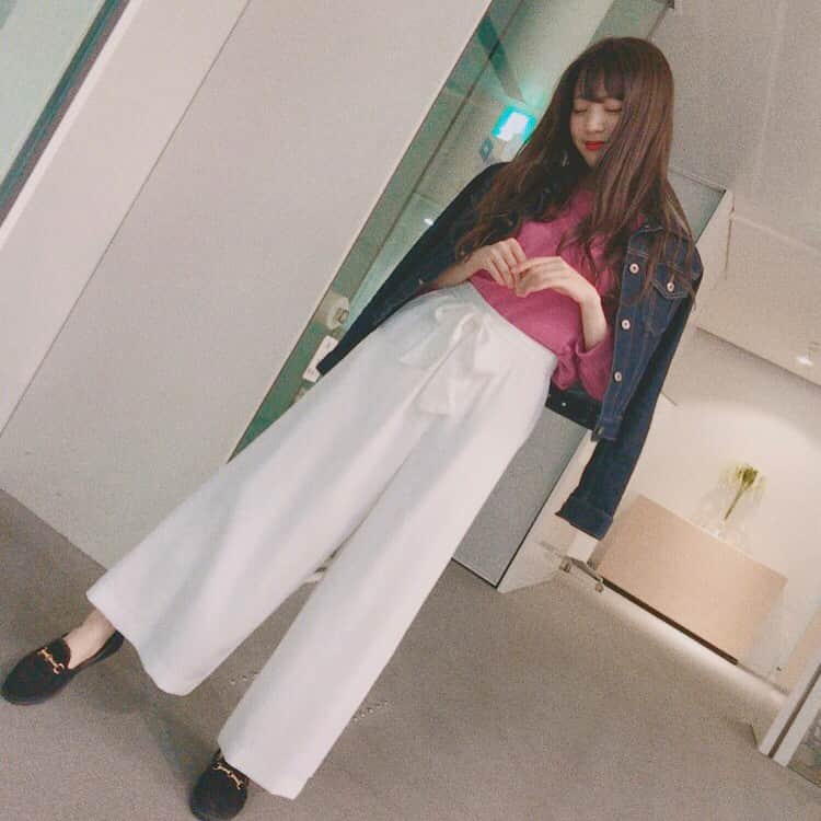 志田友美（ゆうみん）のインスタグラム：「今日の私服♡♡ 全部プチプラだよ👸⭐️ タグ付けしたから見てね💋 ㅤㅤㅤㅤㅤㅤㅤㅤㅤㅤㅤㅤㅤ #最近さ #ラーメンに私をタグ付けする子が増えてきてw #そのセンス嫌いじゃない❤w」