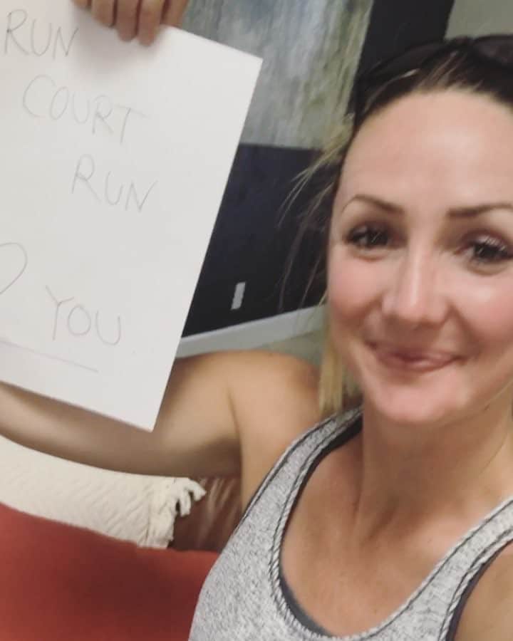 クリスティン・ヒルデブランドのインスタグラム：「I was trying to flex and hold the sign at the same time #fail okay, you guys! @cthomp_3 is running the Boston marathon tomorrow!!! Sending you all the kicka$$ (survival) vibes I've got!#hero #weloveu #bostonmarathon #runcourtrun 🏃🏻」