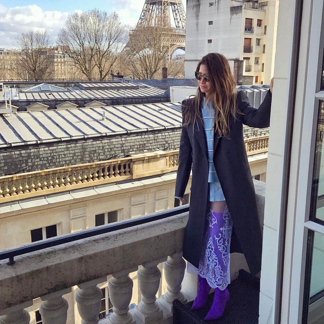 アロンソ・マテオのインスタグラム：「Physically here, mentally there 💁🏻// #TBT #Paris #PFW #Balenciaga #menswear #nopantsnoproblem」