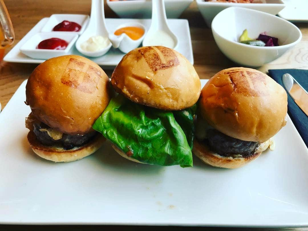 赤西仁さんのインスタグラム写真 - (赤西仁Instagram)「UMAMI BURGER!  #UMAMIBURGER #Opened #tasty  #なぜかオープニングテープカットした #表参道 #LA #JAPAN」3月24日 11時14分 - jinstagram_official