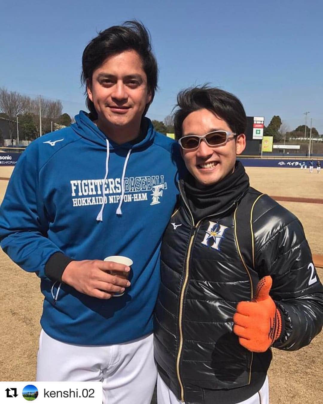 Zoff Officialのインスタグラム：「#北海道日本ハムファイターズ #杉谷拳士 選手にZoffのスポーツメガネ #ZoffATHLETE を着用いただきました😆✨レンズは反射光をカットしてまぶしさを和らげる #偏光レンズ🕶✨サングラスとしてご使用いただきました。 ： Number：ZA61009 Price ：¥7,000(+tax) ： 杉谷選手、ご着用いただきありがとうございます‼️ #走れるメガネ #ゾフアスリート #オンラインストアでもお求めいただけます #詳しくはプロフィールのリンクからどうぞ #Repost @kenshi.02 ・・・ メンディーWBCおかえり〜🤓‼︎ 練習前の広報さんに撮ってもらいました😎‼︎ あいかわらずイケメンドーサです( ＾∀＾)‼︎ Zoffのアスリート用サングラス🕶かけてます(*^◯^*)‼︎ 何故か全員に突っ込まれました😕‼︎ 暖かい日が続いて体がすこぶる順調なので明日がまた楽しみです‼︎‼︎😊 #WBC #Zoff #サングラス #すこぶる順調笑笑」