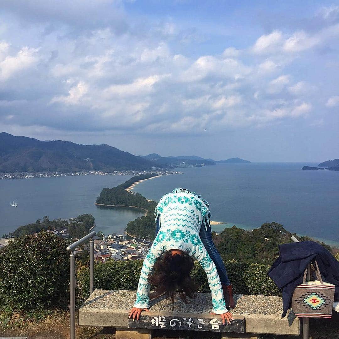 田中律子さんのインスタグラム写真 - (田中律子Instagram)「昨日の天橋立で、逆さまに天橋立を見る股のぞきポイント✨ ちょっと感動しちゃったなぁー✨ 逆さまの空にまるで龍が昇って行くようで、龍と一緒に空を飛びました✨ #天橋立  #股のぞき  #天上世界 #日本三景の一つ #gingerandsprout」3月24日 14時29分 - ri2kotanaka