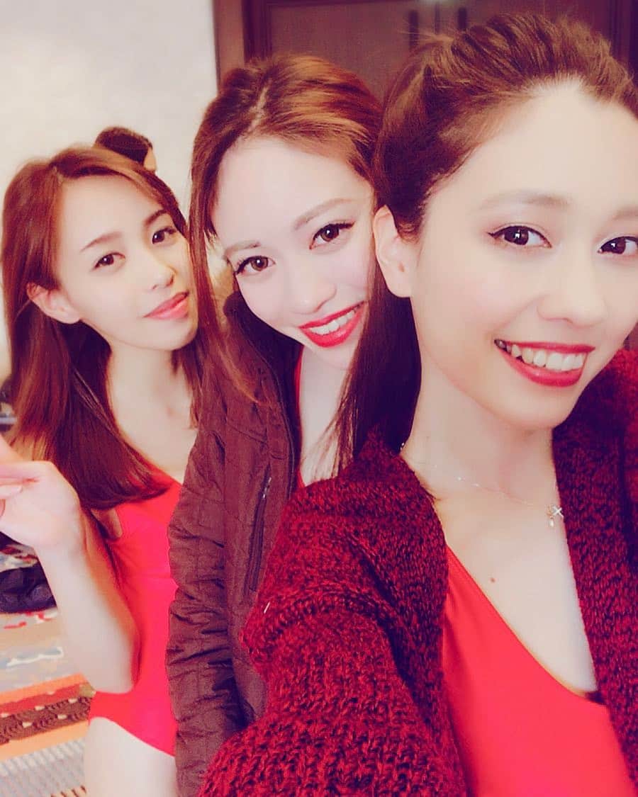 ろびんのインスタグラム：「あかー😘❤️✨ #とんねるず #みなさんのおかげでした #エキストラ #エロライフセーバー #沖縄 #赤 #❤️ #😘 #控え室 #撮影 #1番右  #col #model #ハーフモデル」