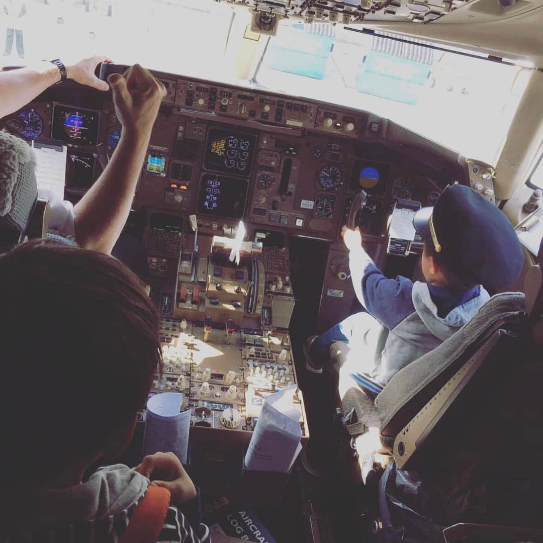 二ノ宮知子さんのインスタグラム写真 - (二ノ宮知子Instagram)「息子たちハイジャック成功！なわけなくて、搭乗したら入れてくれた本日のラッキーボーイ。胸に飛行機のバッジをしてたせいかしらw😂」3月24日 22時23分 - tomokoninomiyaa