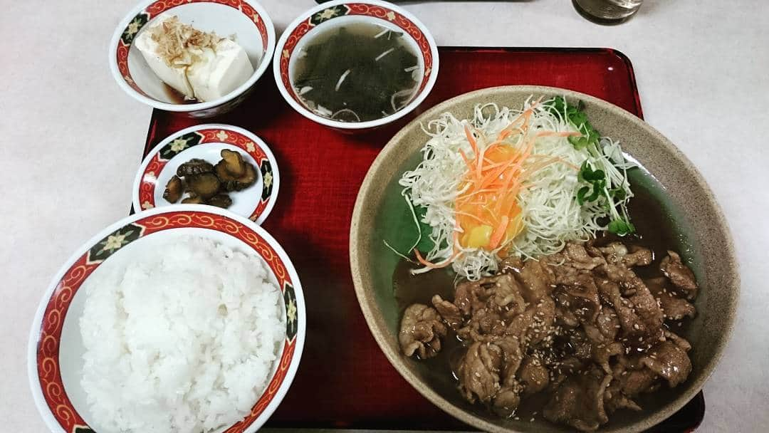 ピエール北川さんのインスタグラム写真 - (ピエール北川Instagram)「#夕食  #めんくい亭  #しょうが焼き定食  #御殿場飯  #レバニラ定食は日曜日仕事が終わったら食べる」3月24日 23時32分 - pierrekitagawa