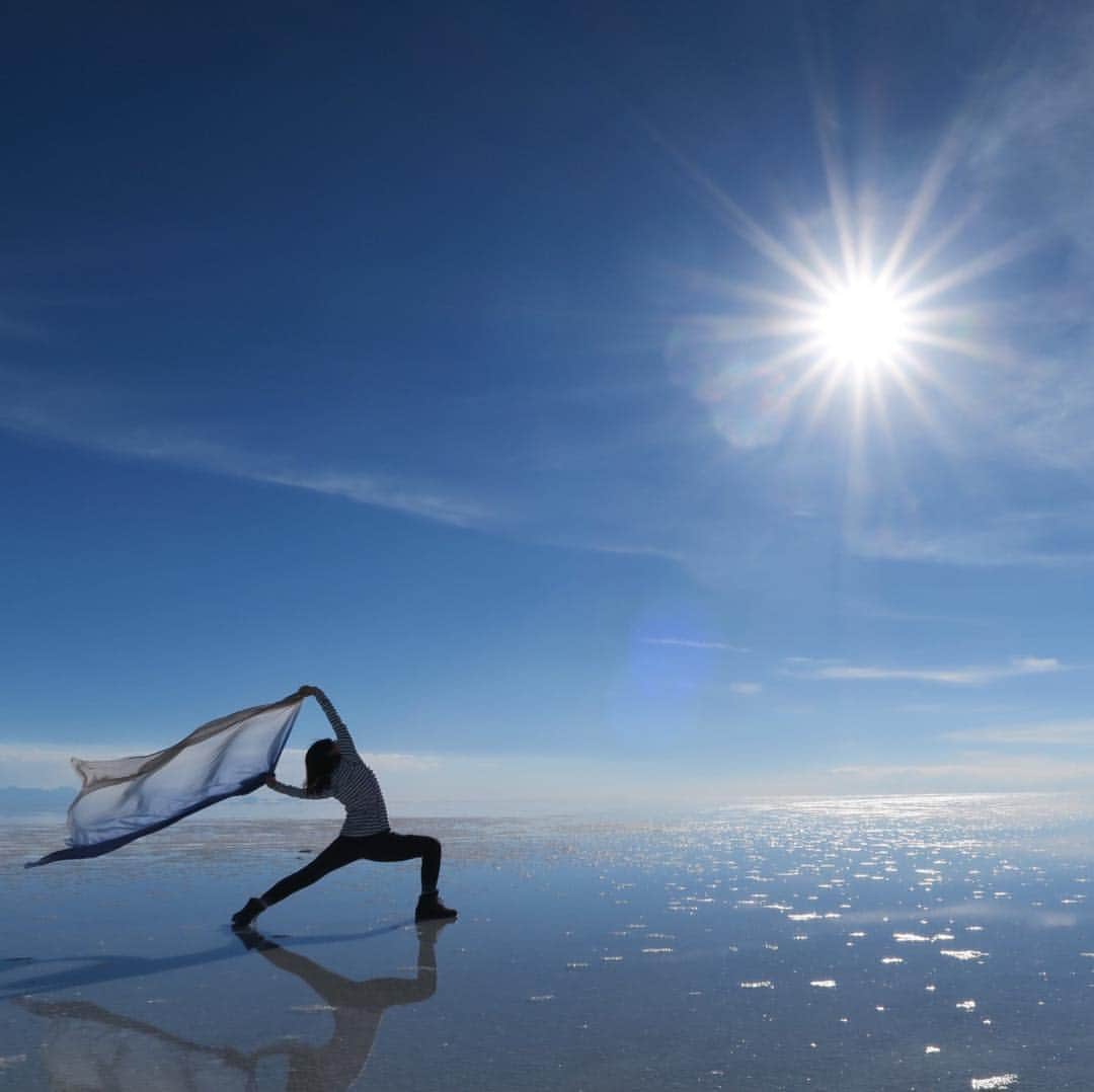 久保田智子のインスタグラム：「#yogaeveryday #yogaeverywhere #salardeuyuni #bolivia #nofilter #絶景ヨガ #どこでもヨガ #ウユニ塩湖 #ウユニ」