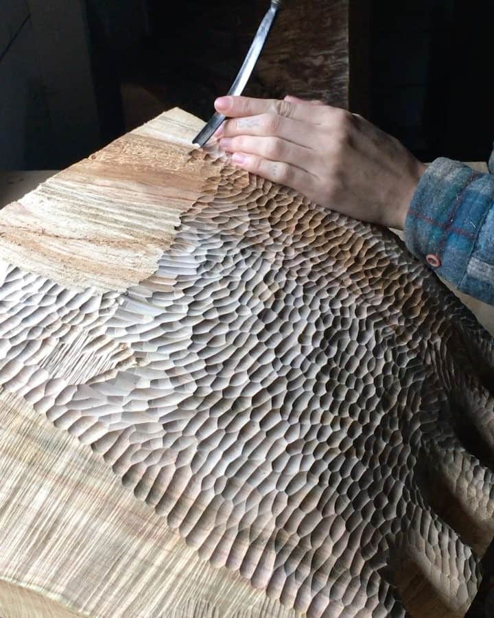 Ariele Alaskoのインスタグラム：「the sounds of carving and rain」