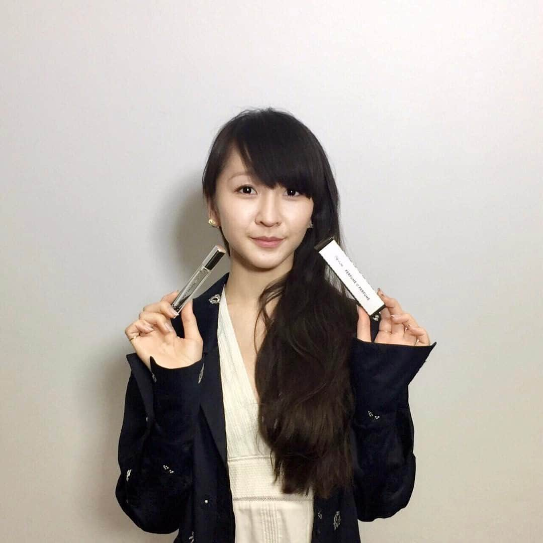 Perfumeさんのインスタグラム写真 - (PerfumeInstagram)「"PERFUME OF PERFUME" comes in a slim bottle that you can easily carry in your bag.  Perfumeオリジナル香水「PERFUME OF PERFUME」発売中！ ボトルは「ポーチに入れていつでも持ち歩けるように」とメンバーがこだわったスリムボトル☆ 普段使いはもちろん、気分を変えたいとき、気合を入れたいとき、それぞれの使い方でお楽しみください。  #Perfume #PERFUMEOFPERFUME #イセタンミラー14店舗 #イセタンハウス(名古屋) #イセタン羽田ストア #ジェイアール京都伊勢丹 #ルクア1100(大阪) #岩田屋(福岡) #丸井今井札幌店 #広島三越 #アスマート」3月25日 11時37分 - prfm_official