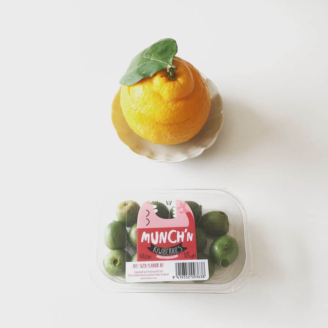 小堀紀代美さんのインスタグラム写真 - (小堀紀代美Instagram)「先日の癒しのおやつたち。１枚目は、いただきもののキウイベリー。皮ごとモグモグ食べられてビタミン補給に。makoさんがわざわざ取り寄せて持ってきてくれた三宝柑の生ゼリー。２枚目は、実習形式のお菓子教室があると知って習ってきたチェリーのタルト かわいい🍒  @baked_tokyo 苦手なことが多いから手を動かして学べるレッスンはうれしい！また行きたいな。」3月25日 9時15分 - likelikekitchen