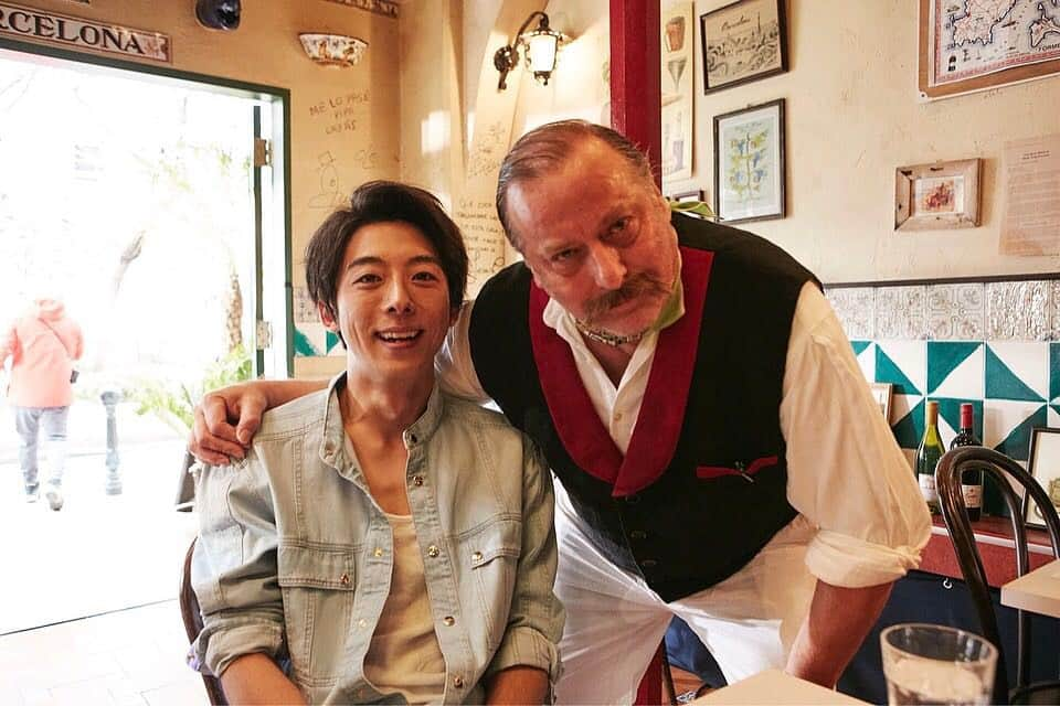 高橋一生さんのインスタグラム写真 - (高橋一生Instagram)「店主役のマーク・マードックさんと。 #高橋一生 #旅する氷結」3月25日 16時10分 - hyoketsu_issey_tabisuru