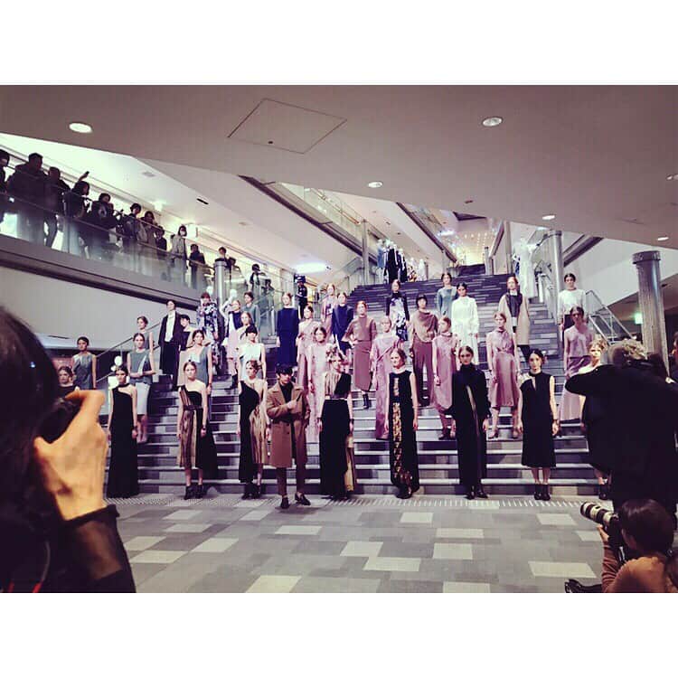 佐々木希さんのインスタグラム写真 - (佐々木希Instagram)「ゆうちゃんデザインの ブランドのショーを観に💄 私のスタイリングをして頂いてる亜紀ちゃんの旦那さん😊 仕事してる姿はやはり輝いてますな。 蝶をテーマにしたコレクション、 歩いている時のお洋服の動きが 本当に素敵でした🦋  #ハナエモリ#HANAEMORI#天津優 さん#YuAmatsu#ショー」3月25日 16時40分 - nozomisasaki_official