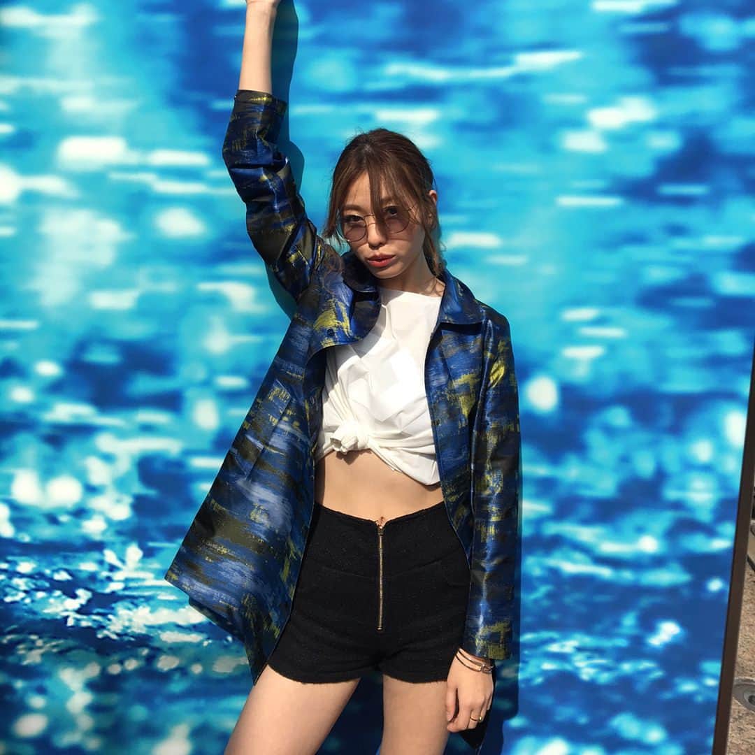 岩崎志保のインスタグラム：「. @dvec_jp NEW OPEN 💠🐬💙💎🎣 釣りのDAIWAなどを展開してるグローブライドの新しいアパレル！ 雨・風・光、どんな環境でも天気を気にせずおしゃれを楽しむことができるブランド。 アウターとTシャツが #dvec_jp 👕♡」
