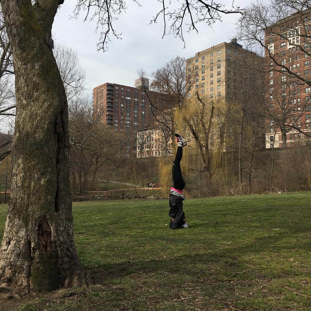 久保田智子のインスタグラム：「After #nyrr #centralpark #cpspringclassic 10K. #yogaeverywhere #yogaeveryday #nofilter #どこでもヨガ #絶景ヨガ #newyork #ニューヨーク #セントラルパーク」