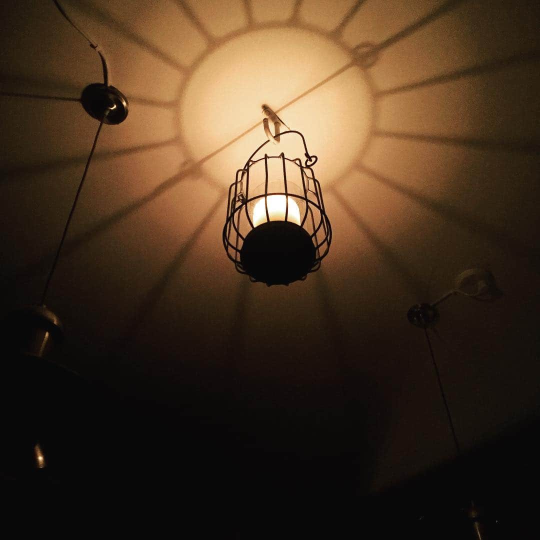 マックス・リンドホルムのインスタグラム：「Next. level. lights. #earthhour #savetheglobe #finland 👉🌍👈 You can't even imagine how heavy that thing actually is.. 😅」