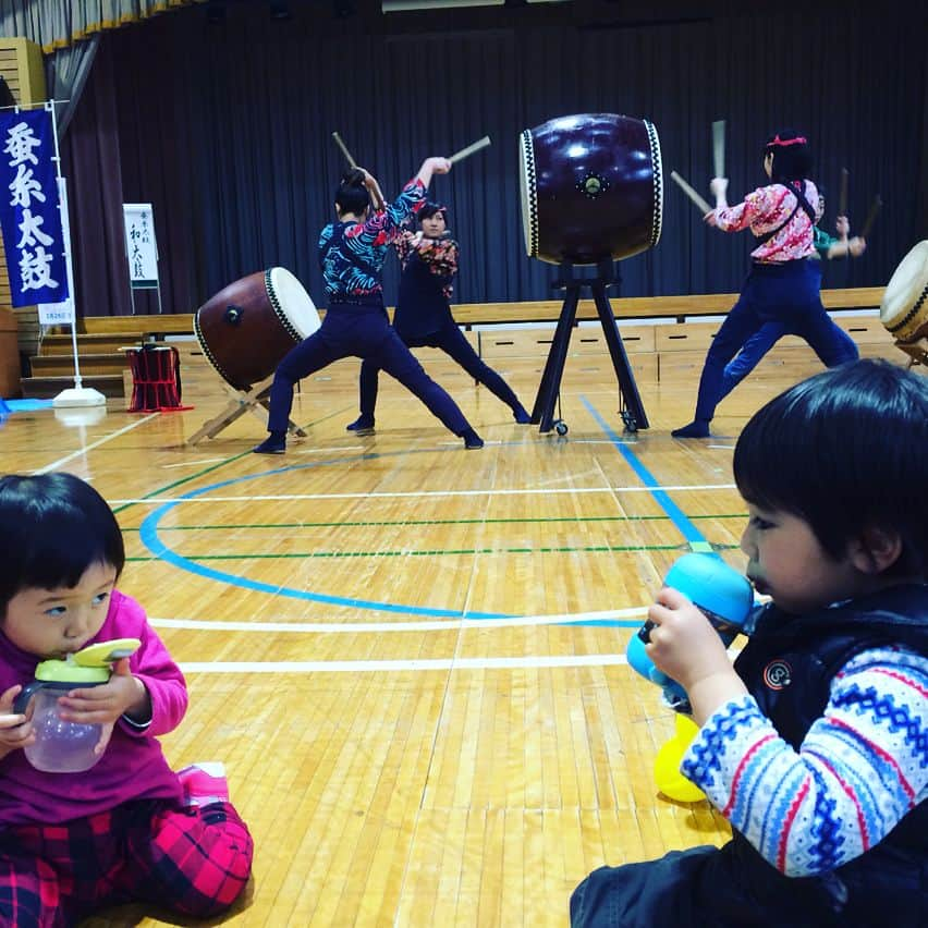 浅川稚広さんのインスタグラム写真 - (浅川稚広Instagram)「#蚕糸の森まつり #雨天決行 #杉十小学校にて #エイサー祭り  #和太鼓 #チアガール」3月26日 15時52分 - chiffy1110