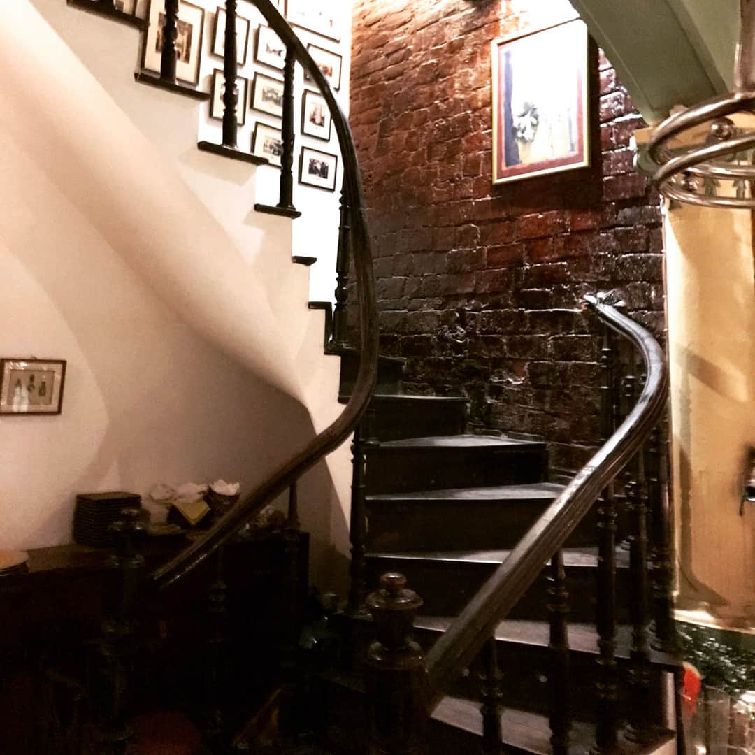 栗田あづみさんのインスタグラム写真 - (栗田あづみInstagram)「レストランの入口からは想像できない空間。 踏み入れるとそこはコロニアルなパティオが広がり 独特な世界観を作り出しています。  #海外 #海外生活 #プチトリップ #香港 #観光 #旅 #ベトナム #ハノイ #ディナー #フレンチ #建築 #コロニアル #歴史 #探索 #vacation #longweekend #colonial #weekendaway #travel #trip #followme #hongkong #lifeinhongkong #vietnam #hanoi #french #dinner #hiptravel #architecture #history」3月26日 16時38分 - luxtination