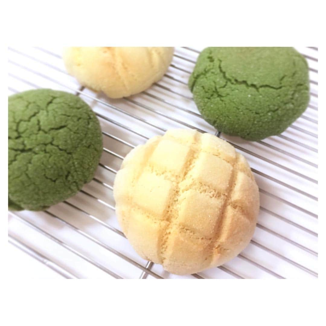 小椋寛子さんのインスタグラム写真 - (小椋寛子Instagram)「メロンパン作ったよー🍈 プレーンと抹茶の2種類♪ このレシピはパン屋さんに負けないくらい本当に美味しいのです😋💕 #メロンパン」3月26日 8時00分 - ogura_hiroko