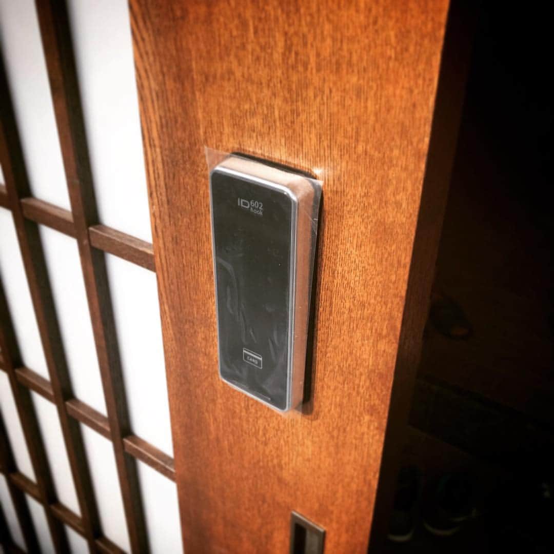 戦國旅籠 / Sengoku hatagoのインスタグラム：「入り口と各お部屋のドアに鍵を付けました！これで夜中でも自由に出入りできますね！  #エントランス #鍵 #ドア#ホテル #ホステル #東京 #東京旅行」
