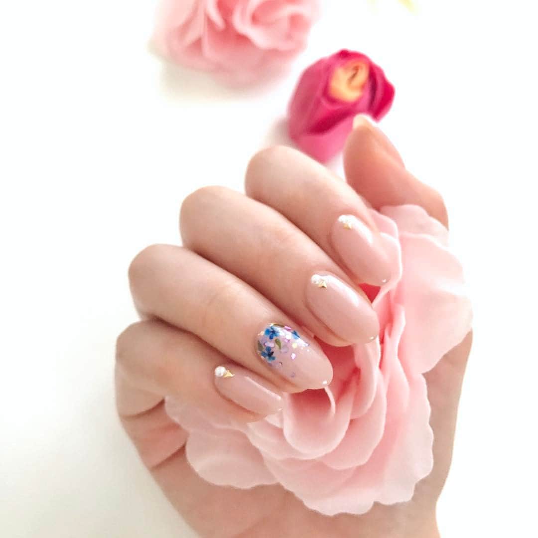 西村笑花さんのインスタグラム写真 - (西村笑花Instagram)「🌸 ・ ・ new nail ‥💅💞💞 #いつもありがとうございます #押し花ネイル #春ネイル #えみかさんネイル #nail #pink #cute #つやつやぷるん」3月26日 13時27分 - emika_nishimura