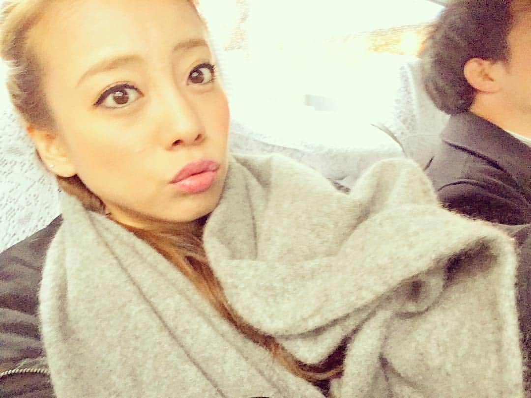 あびる優さんのインスタグラム写真 - (あびる優Instagram)「次の現場に移動中🚖💨 東京、雨で寒いよー😣☔️ #selfie#rainyday#make#makeup#移動#寒い#雨#メイク#メイクアップ」3月26日 13時48分 - yuabiru74