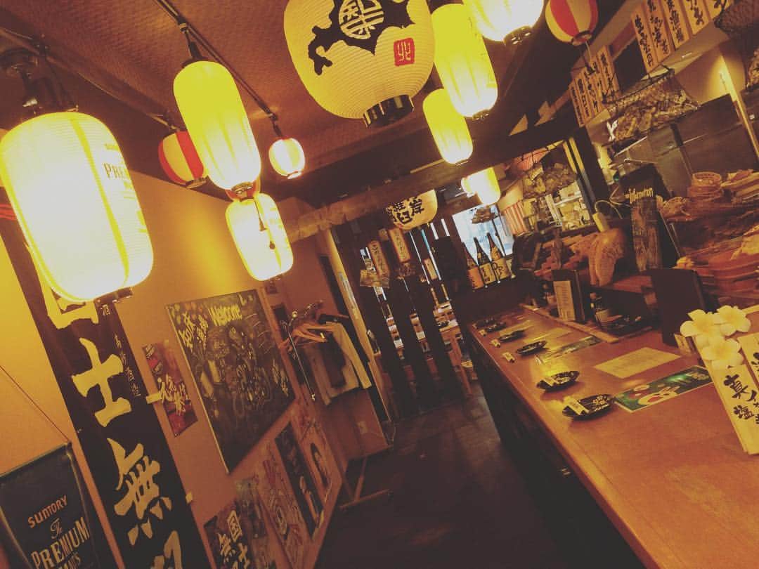 知床漁場明石桜町店のインスタグラム：「あいにくの雨ですが本日もスタッフのみわことユウくんが元気に営業しております😍😍 本日も生牡蠣180円！！！！ 驚きのコストパフォーマンス😈💕💕💕 ご来店お待ちしております😊😊😊 #明石#知床#漁場#北海道#知床漁場#居酒屋#飲み放題#駅チカ#🐟#牡蠣#カニ#ビール#ハイボール#元気」