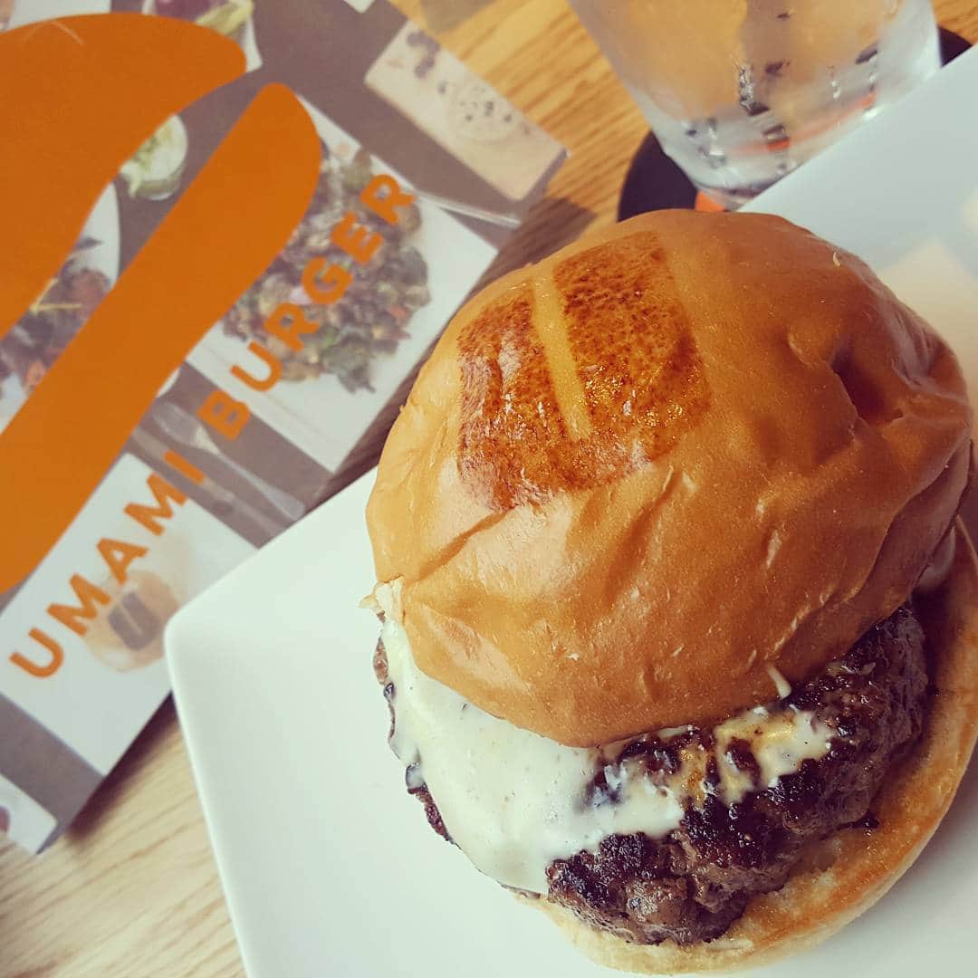 松井珠理奈さんのインスタグラム写真 - (松井珠理奈Instagram)「お仕事の合間に cheese burger🍔 おいしかった😋🍴💕 #lunch  #cheese  #burger  #umamiburger」3月26日 17時08分 - jurinamatsui3
