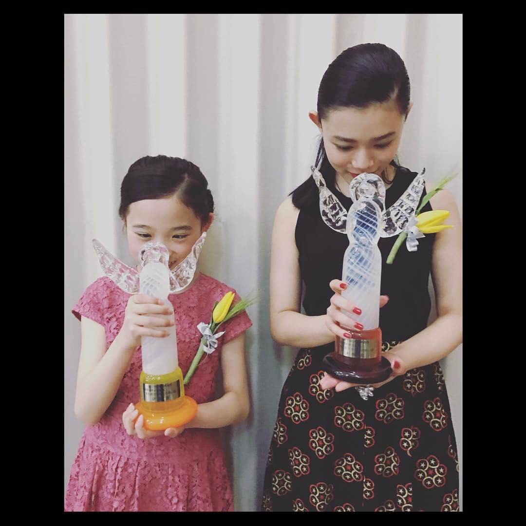 杉咲花のインスタグラム：「高崎映画祭にて中野監督が最優秀監督賞、お母ちゃんが最優秀主演女優賞、私が最優秀新進女優賞、そして蒼が最優秀新人賞を頂きました。大感謝。 やったね、あおい😊」