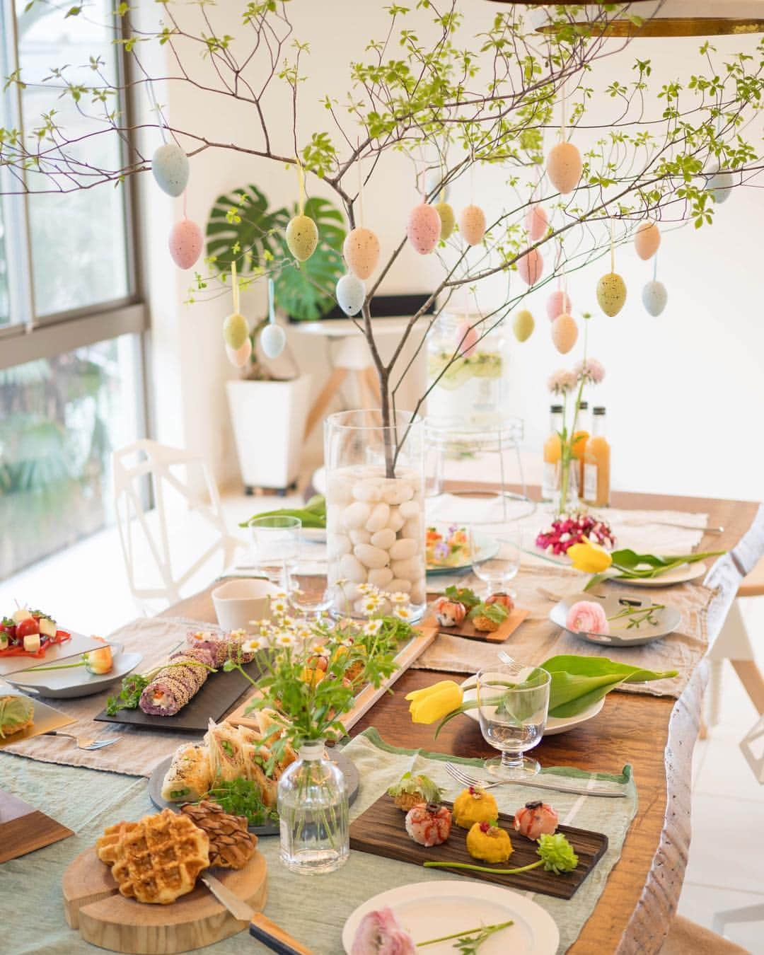 大橋菜央さんのインスタグラム写真 - (大橋菜央Instagram)「Ready to eat😋💓💓💓 #pastelcolors #easteregg #eggtree #brunchparty #postyoga #potluck #持ち寄りパーティー #週末ブランチ #weekendbrunch #イースターパーティー #🐰 #🥚#大橋洋食器#ohashijapan  By #naolivingchef #shanechef with #myfriendschef #naoliving_yoga」3月26日 19時03分 - naoliving